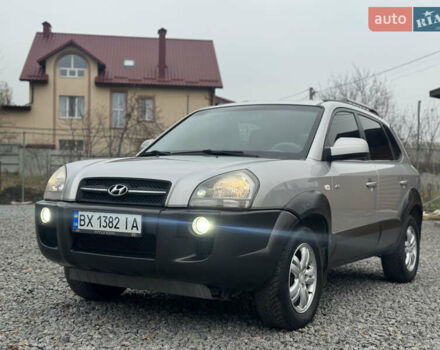 Серый Хендай Туксон, объемом двигателя 1.98 л и пробегом 241 тыс. км за 7000 $, фото 63 на Automoto.ua