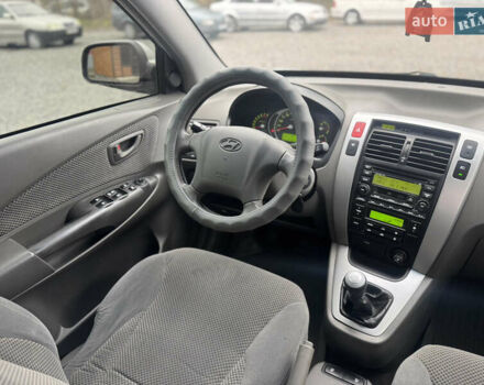 Серый Хендай Туксон, объемом двигателя 1.98 л и пробегом 241 тыс. км за 7000 $, фото 45 на Automoto.ua
