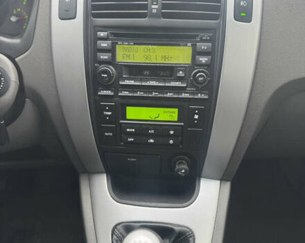 Серый Хендай Туксон, объемом двигателя 1.98 л и пробегом 241 тыс. км за 7000 $, фото 54 на Automoto.ua