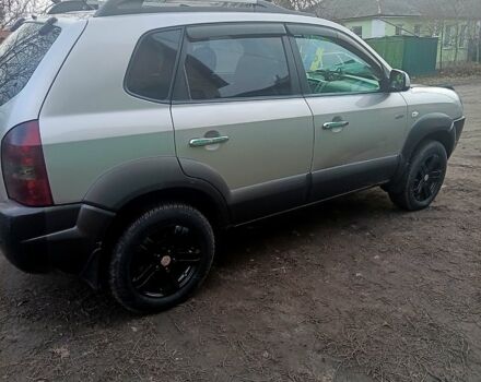 Сірий Хендай Туксон, об'ємом двигуна 2 л та пробігом 300 тис. км за 7000 $, фото 1 на Automoto.ua