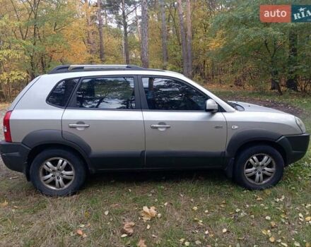 Серый Хендай Туксон, объемом двигателя 1.98 л и пробегом 312 тыс. км за 6000 $, фото 12 на Automoto.ua