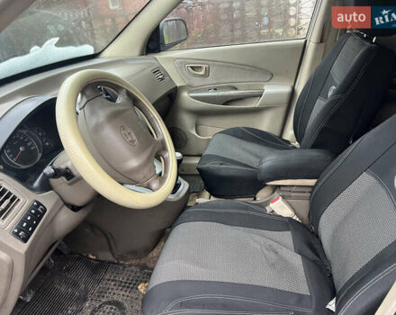 Серый Хендай Туксон, объемом двигателя 2 л и пробегом 270 тыс. км за 4300 $, фото 7 на Automoto.ua