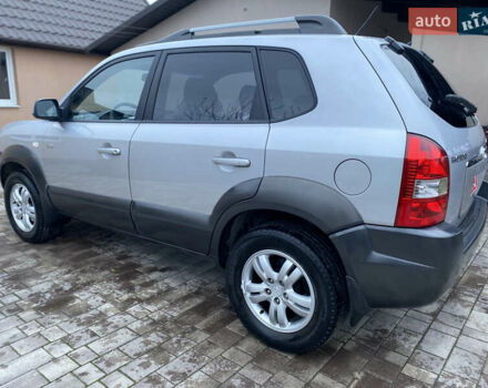 Сірий Хендай Туксон, об'ємом двигуна 2 л та пробігом 105 тис. км за 6990 $, фото 6 на Automoto.ua