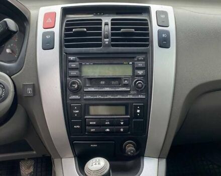 Серый Хендай Туксон, объемом двигателя 1.98 л и пробегом 252 тыс. км за 6199 $, фото 4 на Automoto.ua