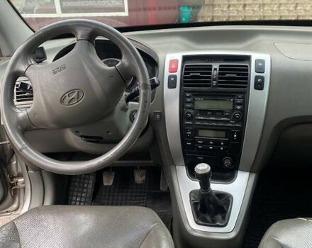 Серый Хендай Туксон, объемом двигателя 1.98 л и пробегом 252 тыс. км за 6199 $, фото 6 на Automoto.ua