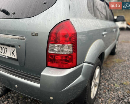 Серый Хендай Туксон, объемом двигателя 1.98 л и пробегом 253 тыс. км за 7650 $, фото 7 на Automoto.ua