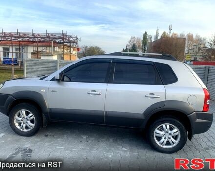 Серый Хендай Туксон, объемом двигателя 2 л и пробегом 215 тыс. км за 7500 $, фото 1 на Automoto.ua