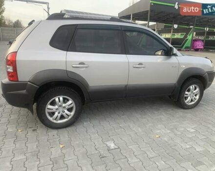 Серый Хендай Туксон, объемом двигателя 1.98 л и пробегом 215 тыс. км за 7500 $, фото 1 на Automoto.ua