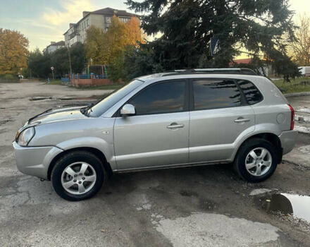 Серый Хендай Туксон, объемом двигателя 1.98 л и пробегом 220 тыс. км за 7800 $, фото 4 на Automoto.ua