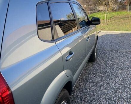 Серый Хендай Туксон, объемом двигателя 1.98 л и пробегом 220 тыс. км за 8500 $, фото 2 на Automoto.ua