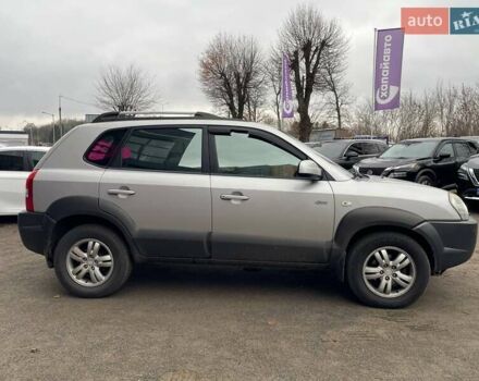 Серый Хендай Туксон, объемом двигателя 2 л и пробегом 108 тыс. км за 9200 $, фото 4 на Automoto.ua