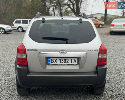 Серый Хендай Туксон, объемом двигателя 1.98 л и пробегом 241 тыс. км за 7000 $, фото 17 на Automoto.ua