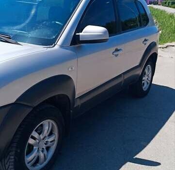 Серый Хендай Туксон, объемом двигателя 2 л и пробегом 258 тыс. км за 7500 $, фото 1 на Automoto.ua
