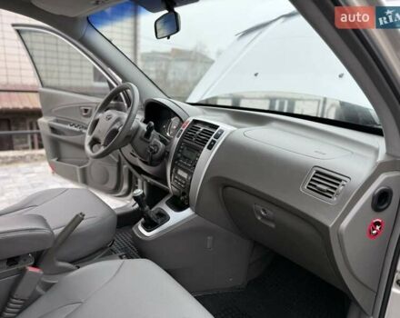 Серый Хендай Туксон, объемом двигателя 1.98 л и пробегом 252 тыс. км за 6950 $, фото 16 на Automoto.ua