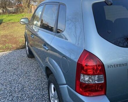 Серый Хендай Туксон, объемом двигателя 1.98 л и пробегом 220 тыс. км за 8500 $, фото 4 на Automoto.ua