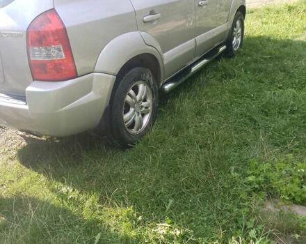 Сірий Хендай Туксон, об'ємом двигуна 2 л та пробігом 288 тис. км за 8100 $, фото 5 на Automoto.ua
