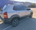 Сірий Хендай Туксон, об'ємом двигуна 2 л та пробігом 304 тис. км за 7500 $, фото 1 на Automoto.ua