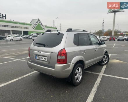 Серый Хендай Туксон, объемом двигателя 1.98 л и пробегом 175 тыс. км за 7800 $, фото 5 на Automoto.ua