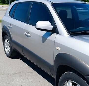 Серый Хендай Туксон, объемом двигателя 2 л и пробегом 258 тыс. км за 7500 $, фото 2 на Automoto.ua