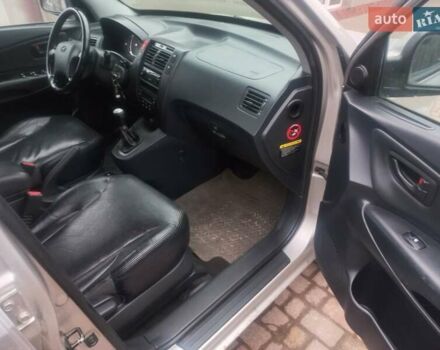 Серый Хендай Туксон, объемом двигателя 2 л и пробегом 226 тыс. км за 6200 $, фото 17 на Automoto.ua