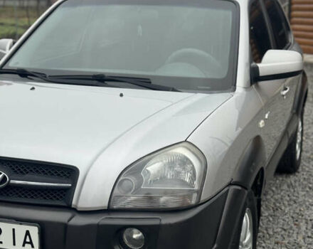 Серый Хендай Туксон, объемом двигателя 1.98 л и пробегом 241 тыс. км за 7000 $, фото 61 на Automoto.ua