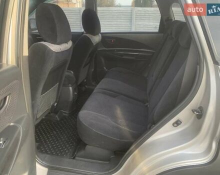 Серый Хендай Туксон, объемом двигателя 1.98 л и пробегом 215 тыс. км за 7500 $, фото 5 на Automoto.ua