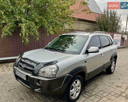 Сірий Хендай Туксон, об'ємом двигуна 2 л та пробігом 200 тис. км за 7500 $, фото 1 на Automoto.ua