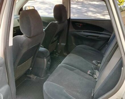 Сірий Хендай Туксон, об'ємом двигуна 2 л та пробігом 277 тис. км за 8000 $, фото 12 на Automoto.ua