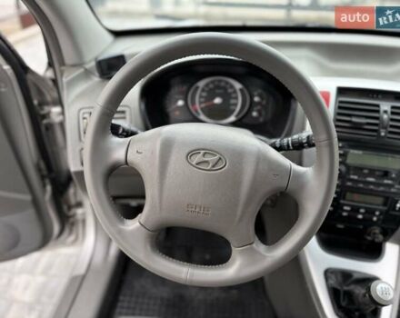 Серый Хендай Туксон, объемом двигателя 1.98 л и пробегом 252 тыс. км за 6950 $, фото 22 на Automoto.ua