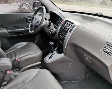 Сірий Хендай Туксон, об'ємом двигуна 1.98 л та пробігом 160 тис. км за 8000 $, фото 3 на Automoto.ua