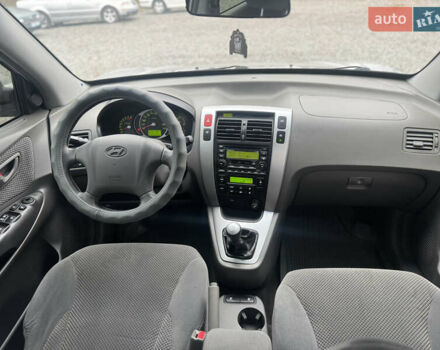 Серый Хендай Туксон, объемом двигателя 1.98 л и пробегом 241 тыс. км за 7000 $, фото 46 на Automoto.ua