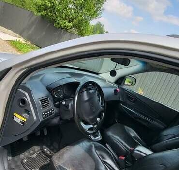 Серый Хендай Туксон, объемом двигателя 2 л и пробегом 260 тыс. км за 7000 $, фото 6 на Automoto.ua