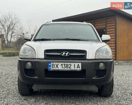 Серый Хендай Туксон, объемом двигателя 1.98 л и пробегом 241 тыс. км за 7000 $, фото 4 на Automoto.ua