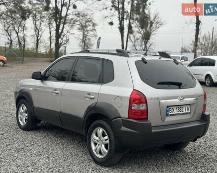 Серый Хендай Туксон, объемом двигателя 1.98 л и пробегом 241 тыс. км за 7000 $, фото 23 на Automoto.ua