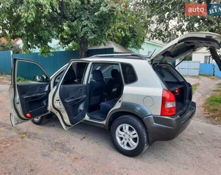 Сірий Хендай Туксон, об'ємом двигуна 2 л та пробігом 197 тис. км за 7800 $, фото 91 на Automoto.ua