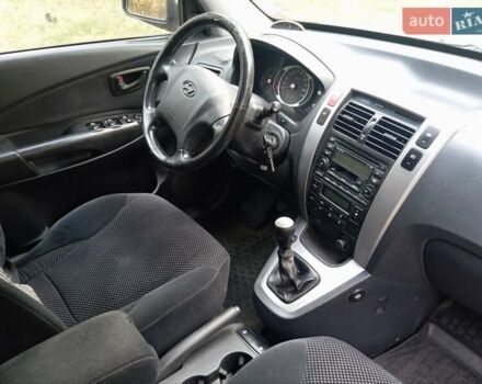 Серый Хендай Туксон, объемом двигателя 1.98 л и пробегом 312 тыс. км за 6000 $, фото 1 на Automoto.ua