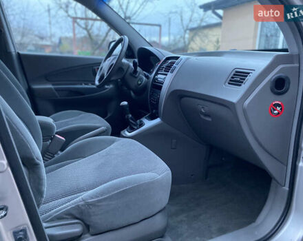 Сірий Хендай Туксон, об'ємом двигуна 2 л та пробігом 105 тис. км за 6990 $, фото 22 на Automoto.ua