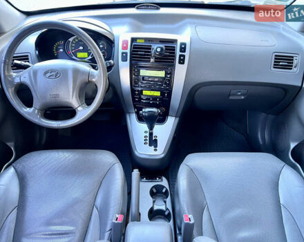 Сірий Хендай Туксон, об'ємом двигуна 2 л та пробігом 215 тис. км за 7350 $, фото 21 на Automoto.ua