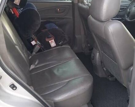 Серый Хендай Туксон, объемом двигателя 2 л и пробегом 207 тыс. км за 7500 $, фото 4 на Automoto.ua