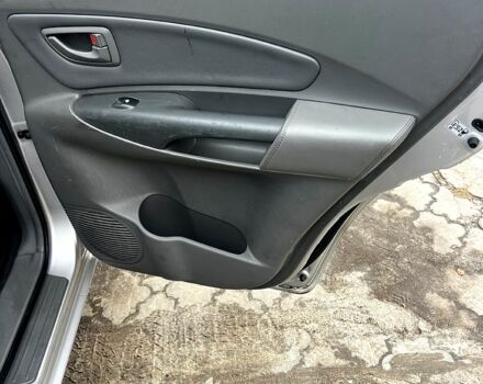 Серый Хендай Туксон, объемом двигателя 2 л и пробегом 228 тыс. км за 8000 $, фото 12 на Automoto.ua