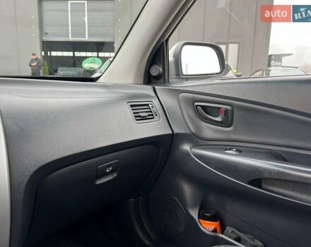 Серый Хендай Туксон, объемом двигателя 2 л и пробегом 263 тыс. км за 7440 $, фото 29 на Automoto.ua