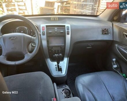Серый Хендай Туксон, объемом двигателя 1.98 л и пробегом 230 тыс. км за 8500 $, фото 4 на Automoto.ua