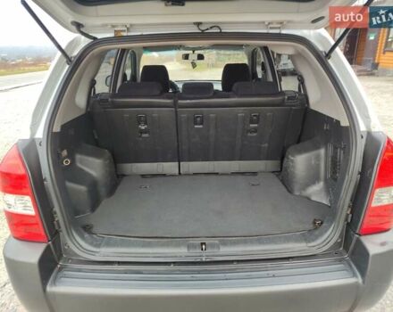 Серый Хендай Туксон, объемом двигателя 1.99 л и пробегом 210 тыс. км за 7900 $, фото 12 на Automoto.ua