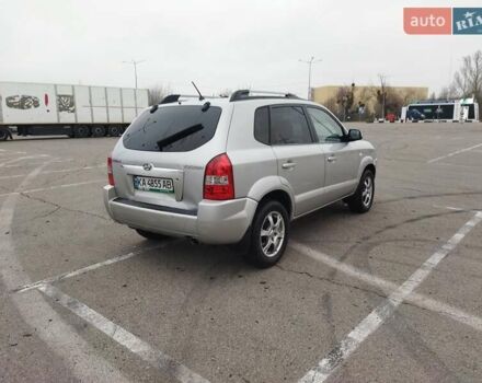 Серый Хендай Туксон, объемом двигателя 1.98 л и пробегом 278 тыс. км за 5300 $, фото 9 на Automoto.ua