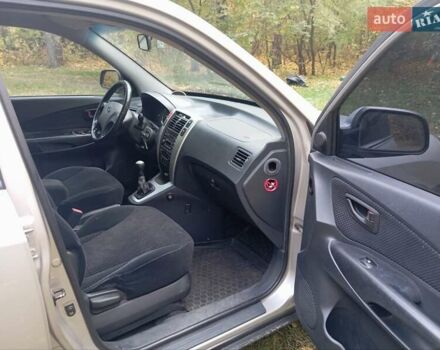 Серый Хендай Туксон, объемом двигателя 1.98 л и пробегом 312 тыс. км за 6000 $, фото 6 на Automoto.ua