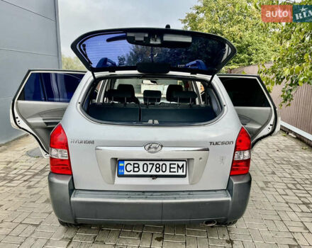 Сірий Хендай Туксон, об'ємом двигуна 2 л та пробігом 200 тис. км за 7500 $, фото 10 на Automoto.ua