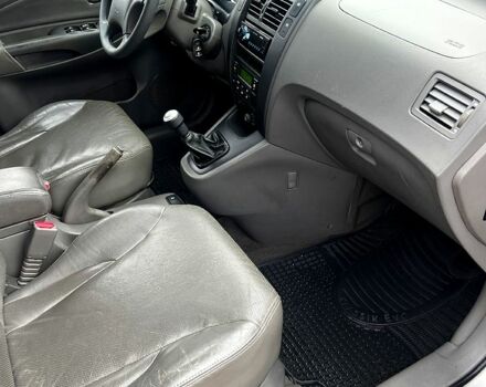 Серый Хендай Туксон, объемом двигателя 2 л и пробегом 228 тыс. км за 8000 $, фото 10 на Automoto.ua