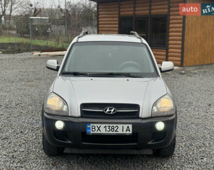 Серый Хендай Туксон, объемом двигателя 1.98 л и пробегом 241 тыс. км за 7000 $, фото 67 на Automoto.ua