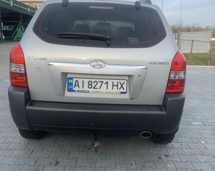 Серый Хендай Туксон, объемом двигателя 1.98 л и пробегом 215 тыс. км за 7500 $, фото 3 на Automoto.ua