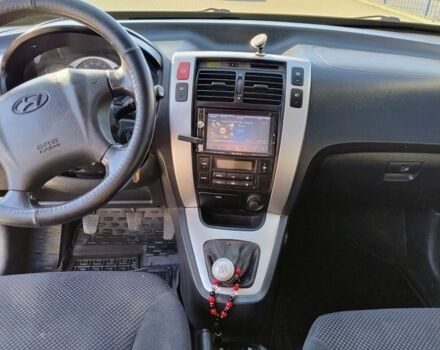 Сірий Хендай Туксон, об'ємом двигуна 2 л та пробігом 304 тис. км за 7500 $, фото 3 на Automoto.ua